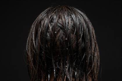 Nasses Haar mit Tropfen
