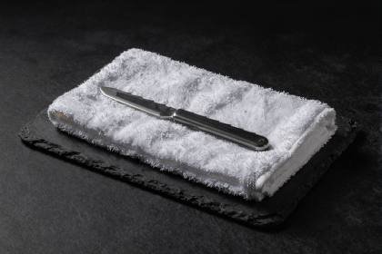 Rasiermesser auf weißem Tuch