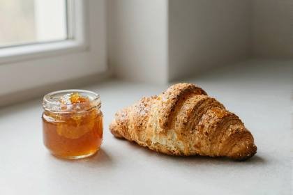Croissant mit Marmelade (quer)