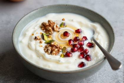 Joghurt mit Nuessen und Honig