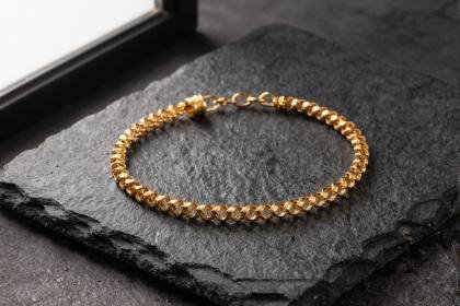 Filigranes Armband auf Schiefer