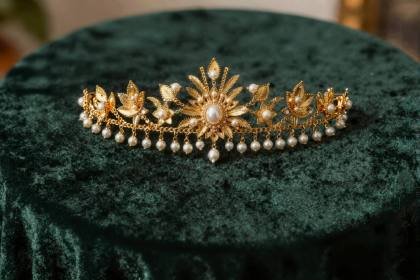 Goldener Stirnschmuck