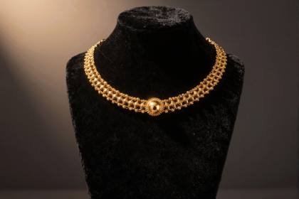 Collier auf Samtbueste