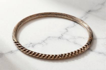 Schlangenkette auf Marmor