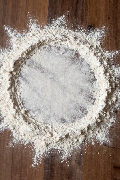 Mehl auf Holz (hoch)