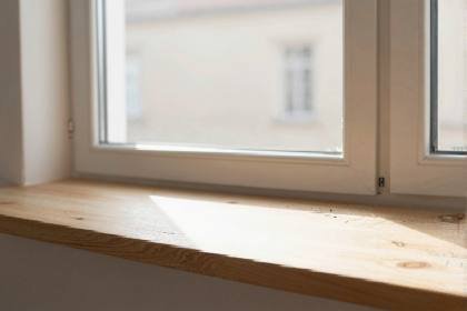 Leere Fensterbank mit Staub