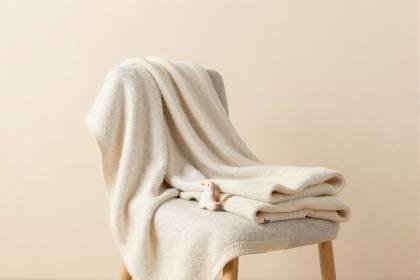Kuscheldecke auf dem Stuhl
