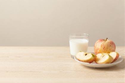 Milch und Apfelstücke