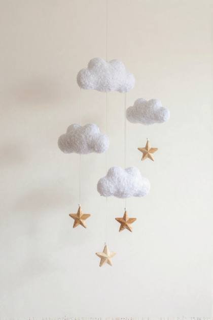 Mobile mit Wolken und Sternen