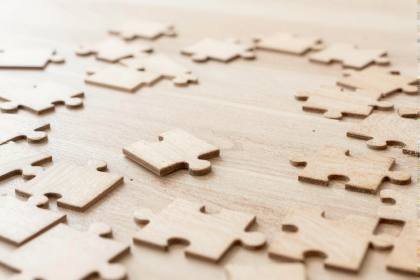 Holzpuzzle auf dem Boden