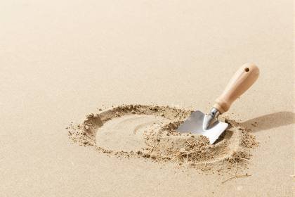 Sandförmchen und Schaufel