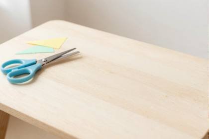 Bastelschere und Papierschnipsel