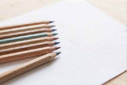 Buntstifte auf weißem Papier