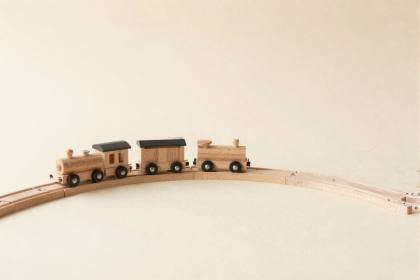 Holzeisenbahn auf Schienen