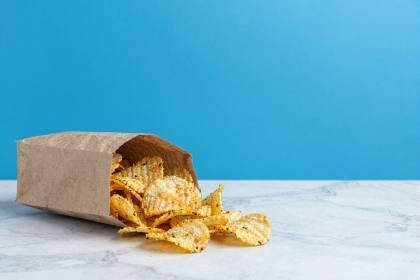 Chips fallen aus der Tüte