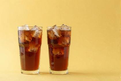 Glas mit Eis und Getränk