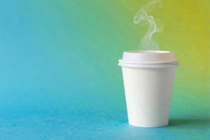 Kaffeebecher mit Dampf