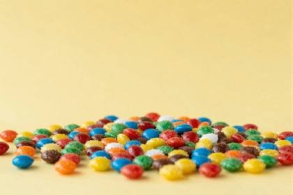 Verstreute bunte Bonbons