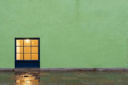 Nasses Pflaster vor dem Schaufenster