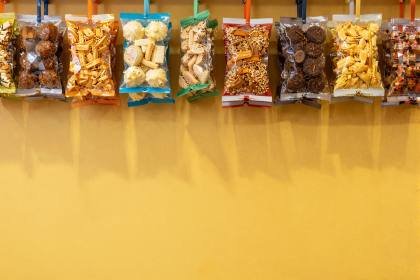 Snacktüten am Regal