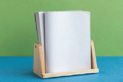 Gerollte Zeitschriften im Ständer