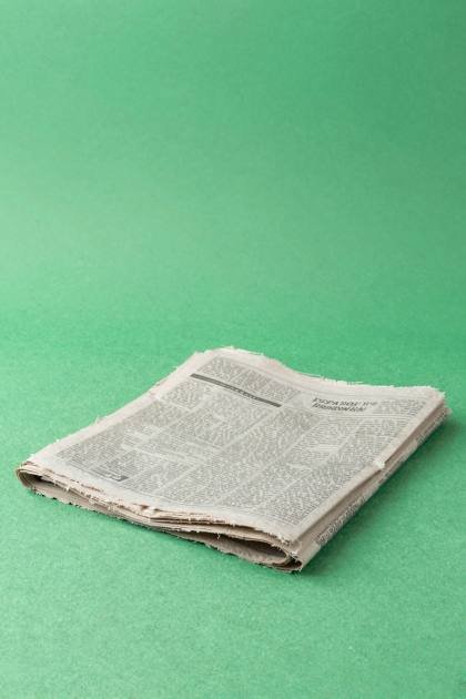 Gefaltete Zeitung auf Holz