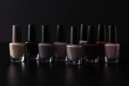 Nagellacke auf schwarzem Glas