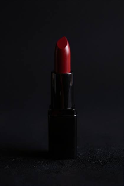 Lippenstift auf schwarzem Glas