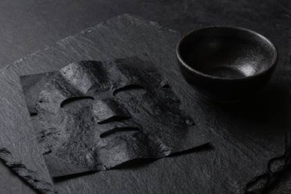 Tuchmaske und Keramikschale