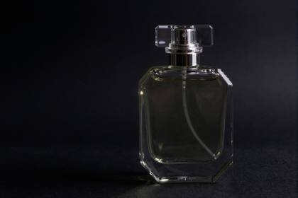 Parfumflakon im Gegenlicht