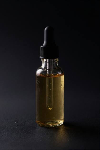 Pipette mit goldenem Öl