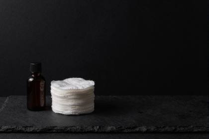Wattepads mit dunklem Fläschchen