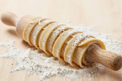 Frische Pasta am Nudelholz