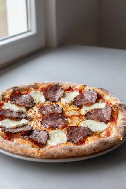 Pizza mit Rindersalami (hoch)