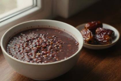 Linsensuppe mit Datteln (quer)