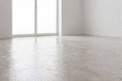 Glänzender Steinboden mit Spiegelung