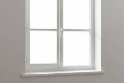 Leichter Vorhang am offenen Fenster