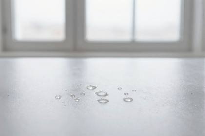 Wassertropfen auf polierter Fläche