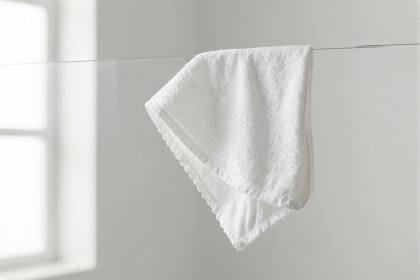 Weißes Tuch wischt Glas klar