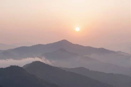 Sonnenaufgang über den Bergen