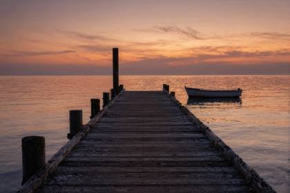 Steg im Sonnenuntergang