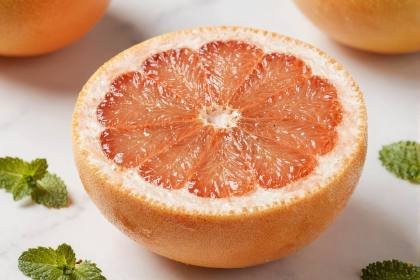 Halbe Grapefruit mit Minze
