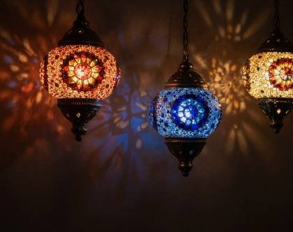Mosaiklampen im Dunkeln