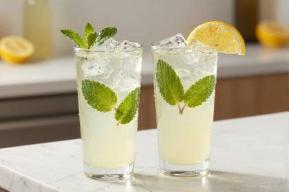 Minz-Limonade mit Eis