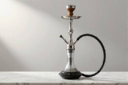 Chrom-Shisha auf Marmor