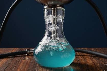 Glasbowl mit Eiswasser