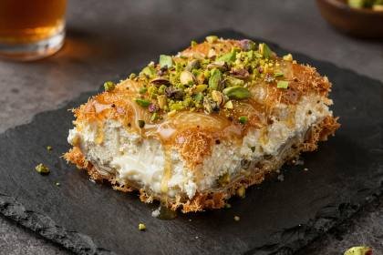 Kanafeh-Portion auf Schiefer