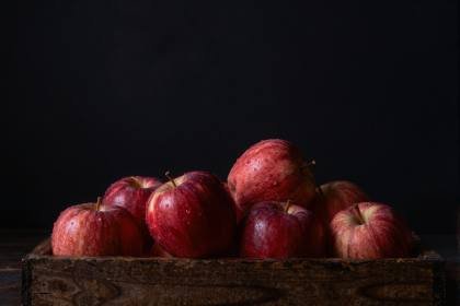 Äpfel in der Holzkiste