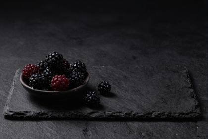 Dunkle Beeren im Schälchen