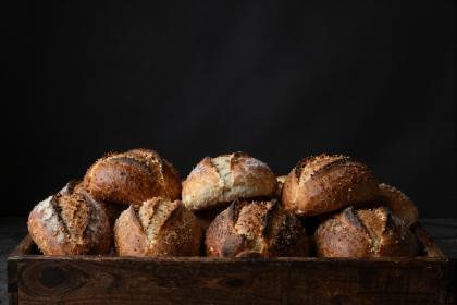 Brötchen in der Holzkiste